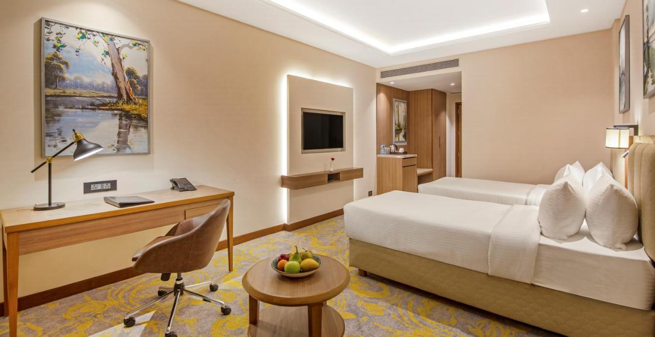 Hotel Golden Tulip Jalandhar Esterno foto