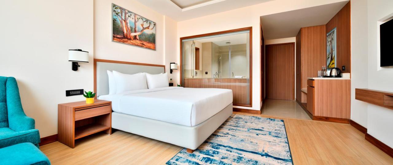 Hotel Golden Tulip Jalandhar Esterno foto