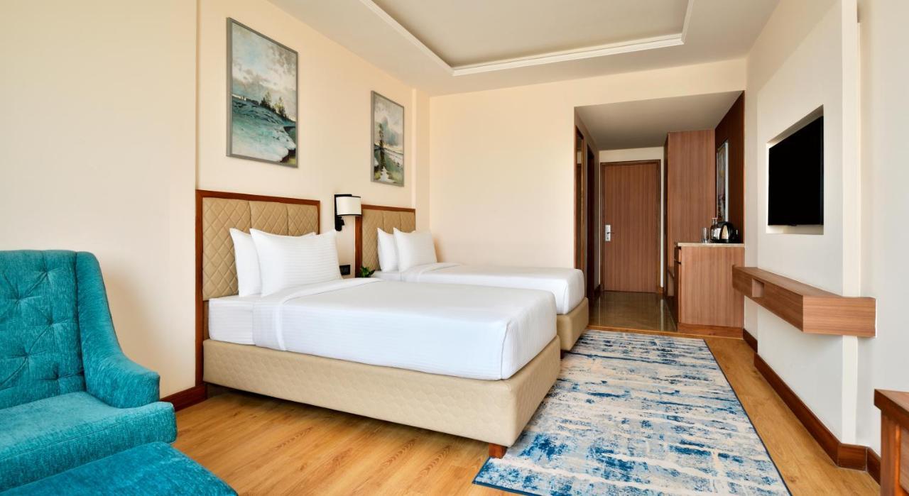 Hotel Golden Tulip Jalandhar Esterno foto